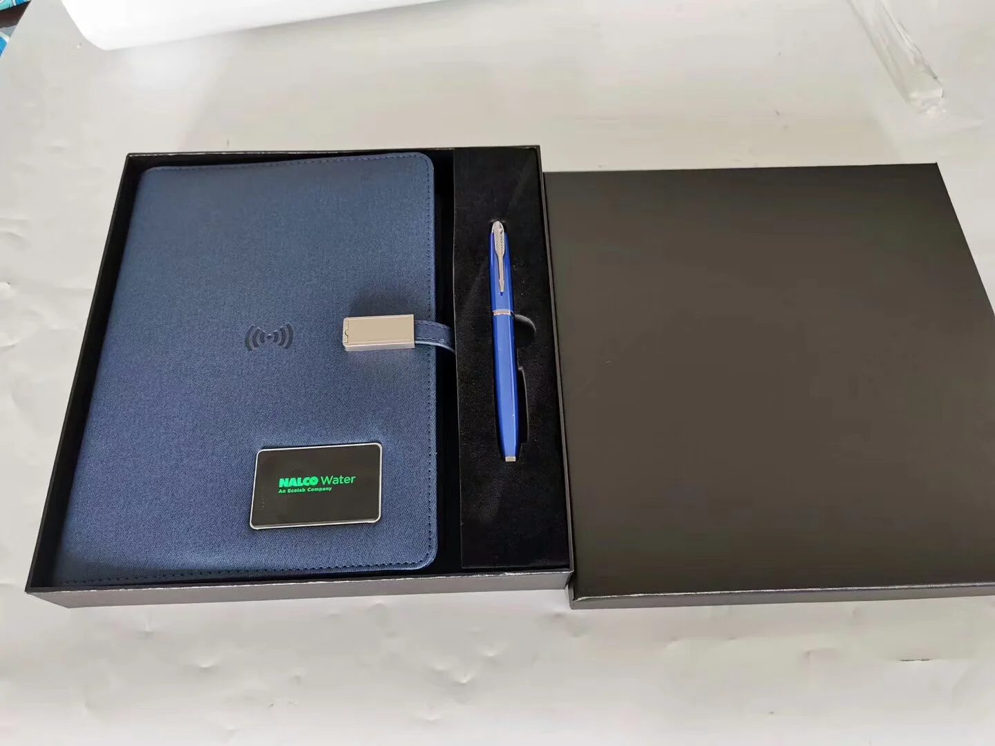 Notebook: 8,000mAh + U flash drive 16GB + wireless charger 5W + light up logo 7 colors Gift Set gallery 1