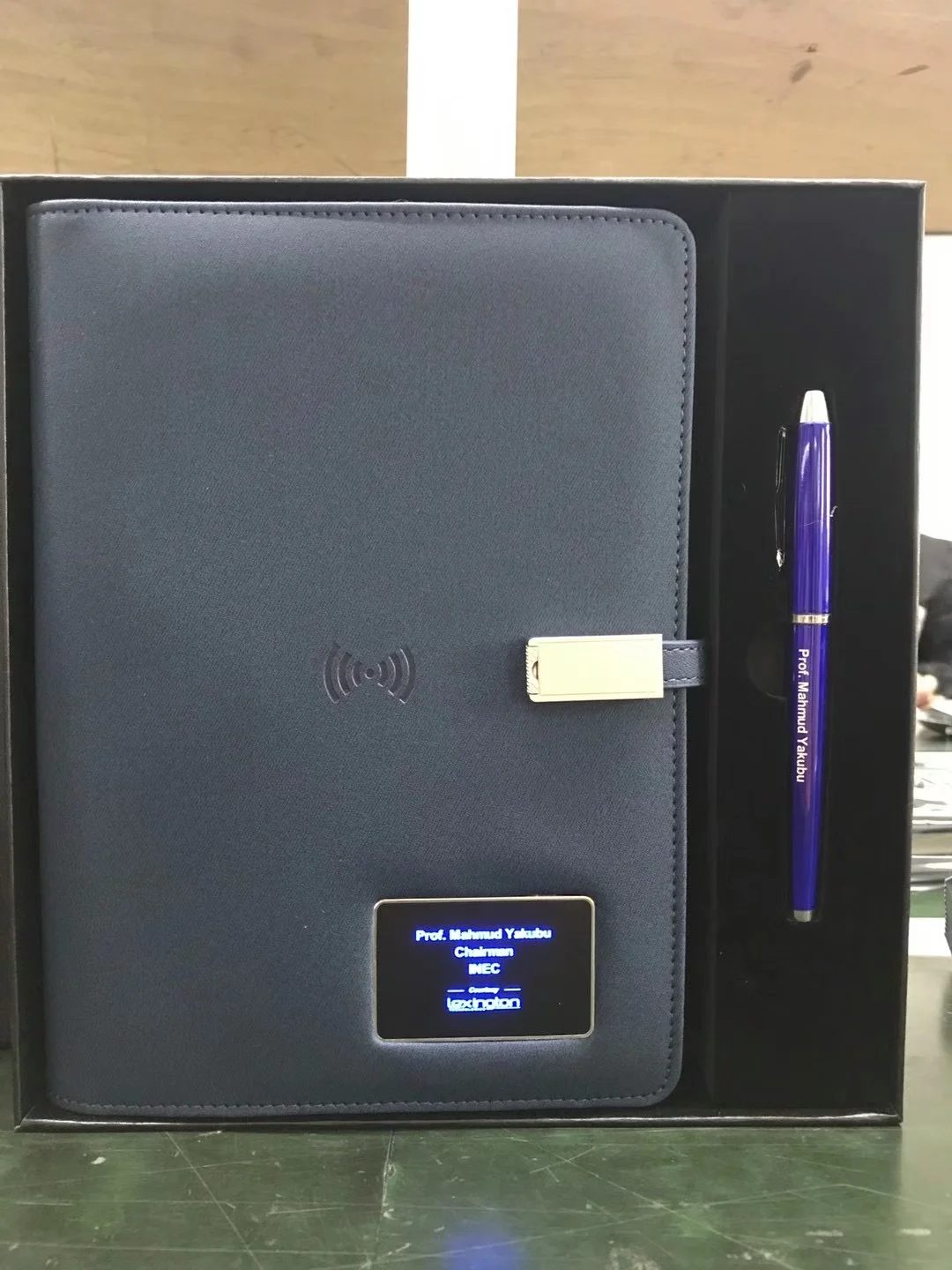 Notebook: 8,000mAh + U flash drive 16GB + wireless charger 5W + light up logo 7 colors Gift Set gallery 5