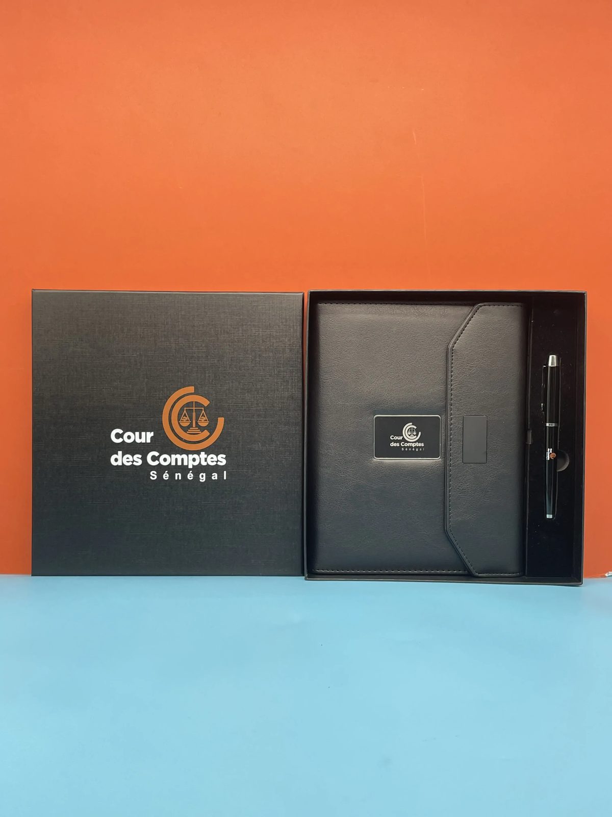 Notebook: 8,000mAh + U flash drive 16GB + wireless charger 5W + light up logo 7 colors Gift Set