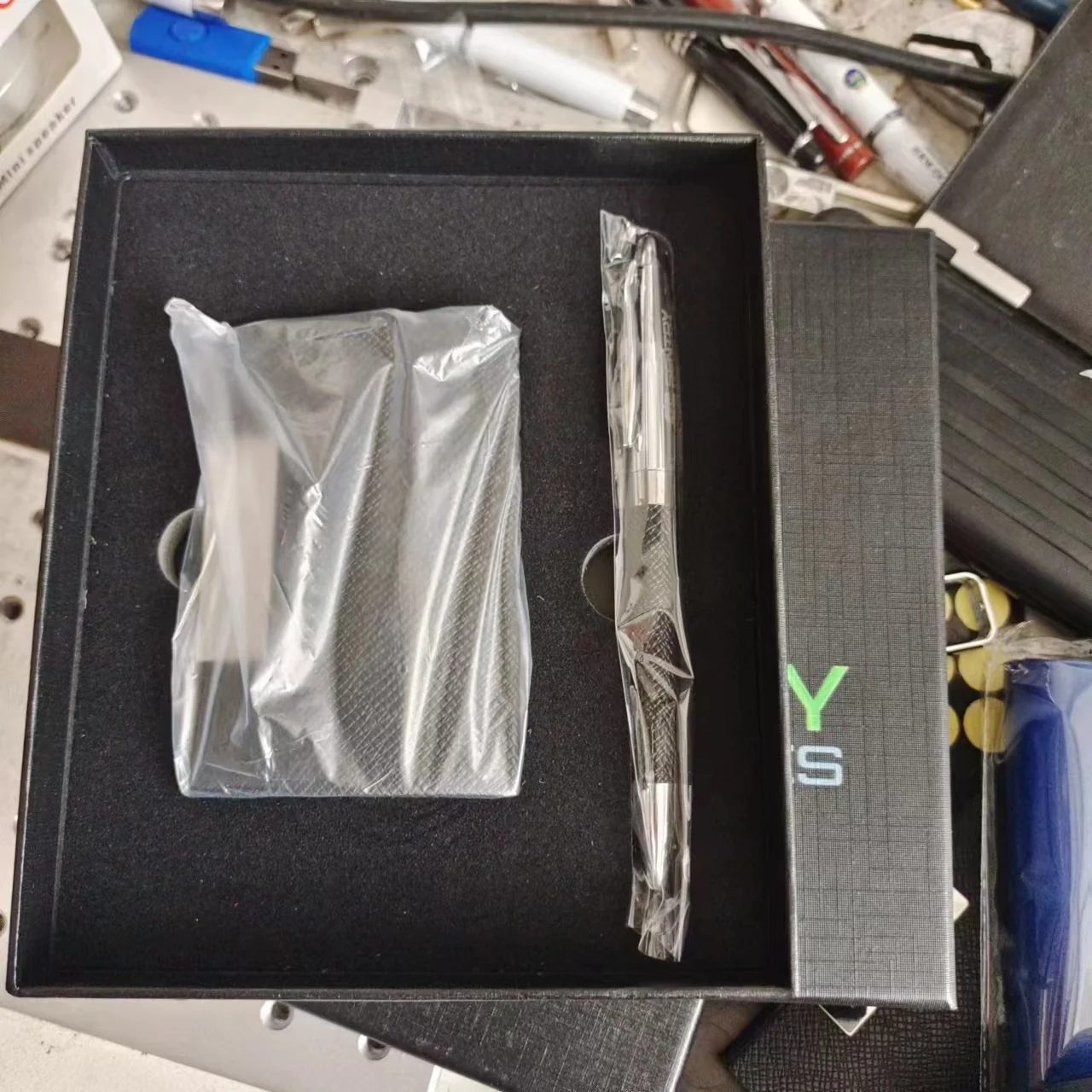 1, PU leather + metal cardholder Gift Set