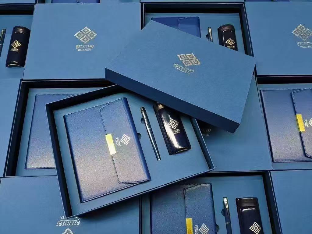 A5 perfect binding notebook;                 2. Metal pen;                      3. 200mL Vacuum flask without temperatur