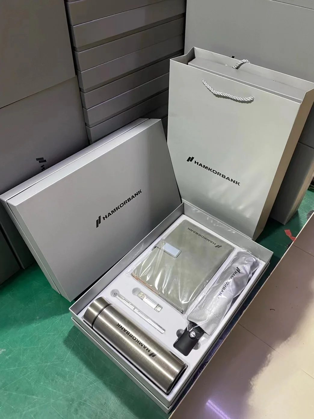 Premium Corporate Gift Set with Stainless Steel Bottle, 16GB USB Flash Drive & More gallery 3