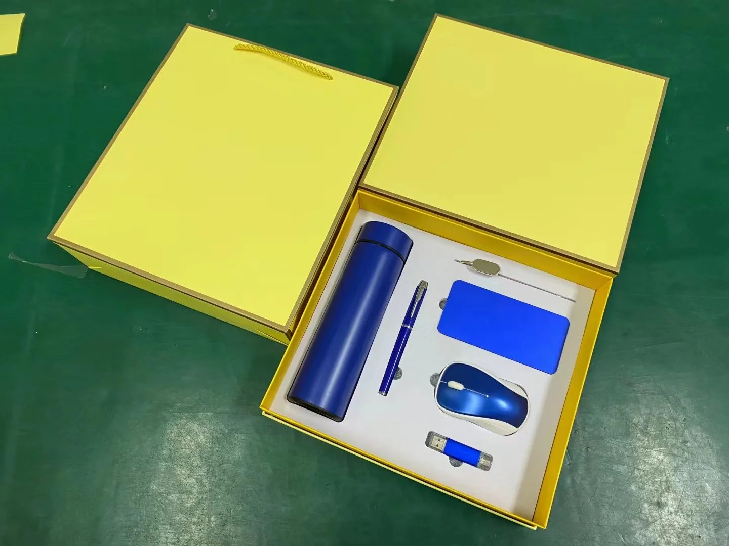 Custom Corporate Gift Set with Stainless Steel Bottle and Tech Accessories gallery 4